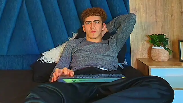 Show modela Tyler_Mcrey na web-kameri