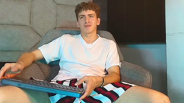 Show modela Tyler_Mcrey na web-kameri