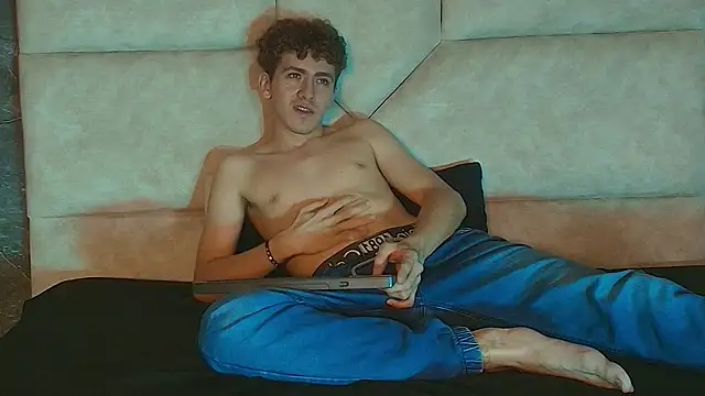 Show modela Tyler_Mcrey na web-kameri
