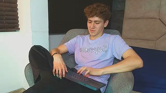 Tyler_Mcrey Show in webcam
