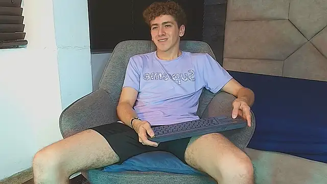 Show modela Tyler_Mcrey na web-kameri