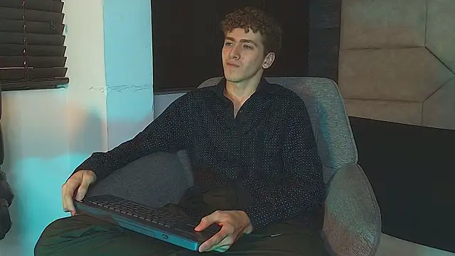 Tyler_Mcrey Show in webcam