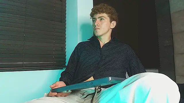 Tyler_Mcreyのウェブカメラショー
