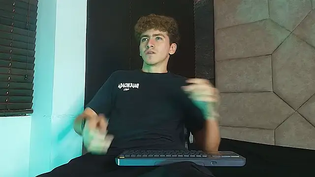 Tyler_Mcreyのウェブカメラショー