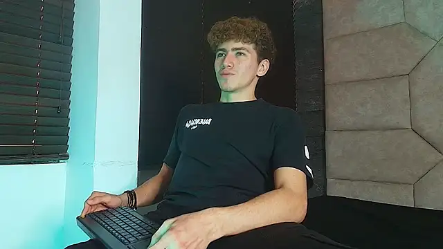 Tyler_Mcrey: διαδικτυακό σόου στην κάμερα