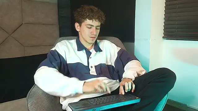 Pertunjukan Kamera Web Tyler_Mcrey