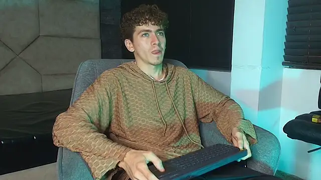 Show modela Tyler_Mcrey na web-kameri