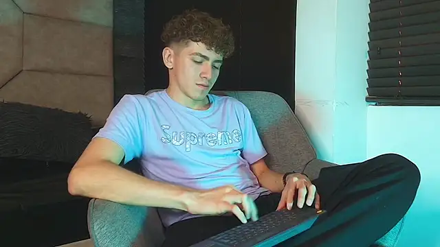 Pertunjukan Kamera Web Tyler_Mcrey