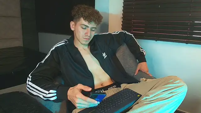 Tyler_Mcreyのウェブカメラショー