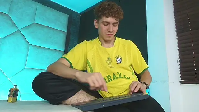 Show modela Tyler_Mcrey na web-kameri