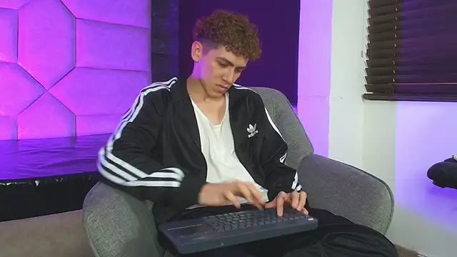 Tyler_Mcreyのウェブカメラショー