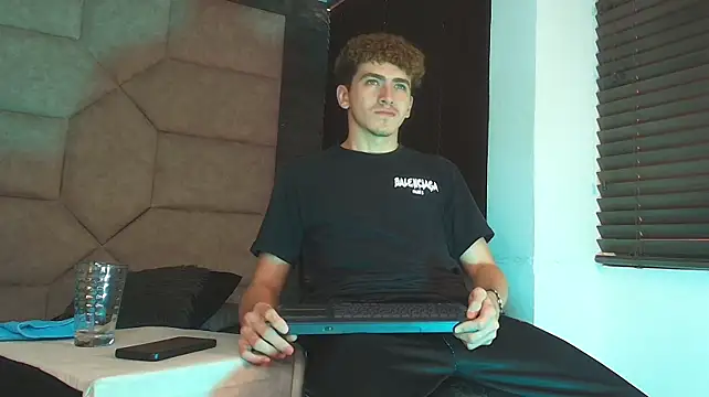 Tyler_Mcreyのウェブカメラショー