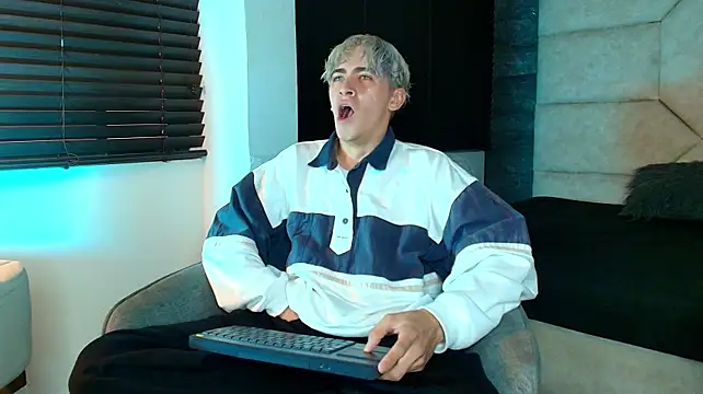 Tyler_Mcreyのウェブカメラショー
