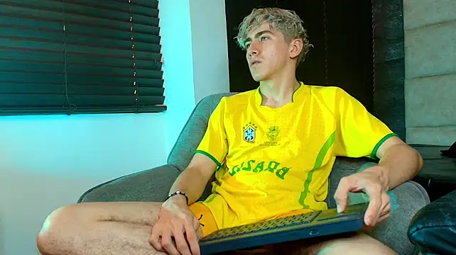 Show modela Tyler_Mcrey na web-kameri