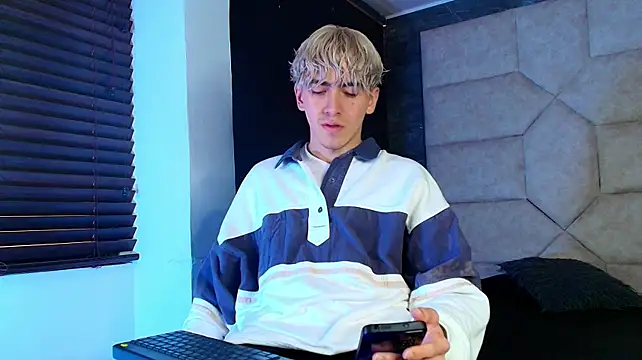 Show modela Tyler_Mcrey na web-kameri