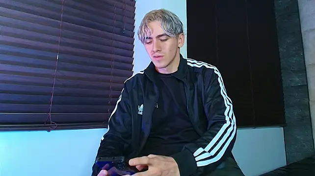 Show modela Tyler_Mcrey na web-kameri