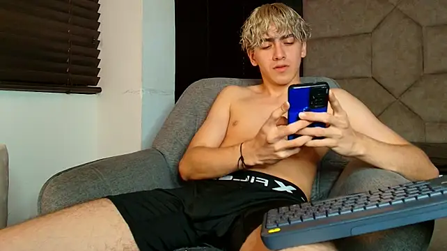 Show modela Tyler_Mcrey na web-kameri
