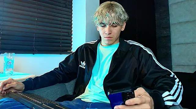 Show modela Tyler_Mcrey na web-kameri