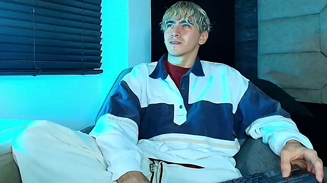 Show modela Tyler_Mcrey na web-kameri