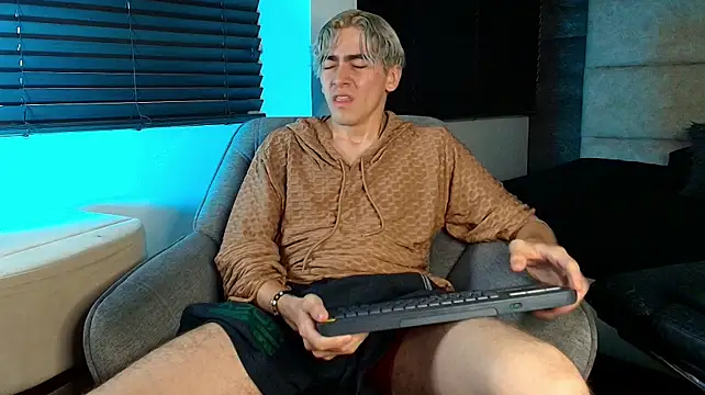 Tyler_Mcrey Show in webcam