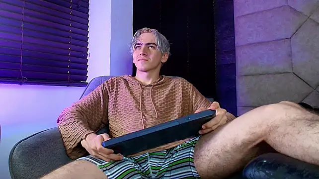 Show modela Tyler_Mcrey na web-kameri