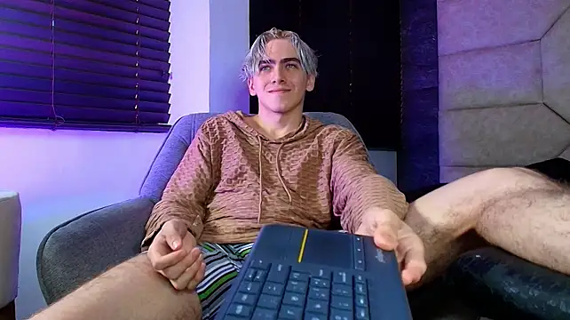 Show modela Tyler_Mcrey na web-kameri