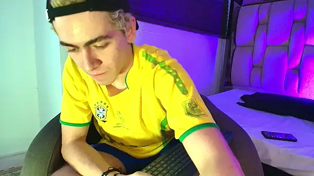 Show modela Tyler_Mcrey na web-kameri