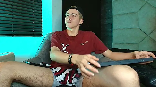 Show modela Tyler_Mcrey na web-kameri