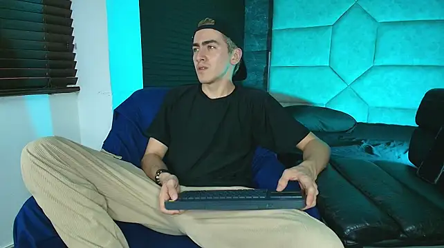 Tyler_Mcreyのウェブカメラショー