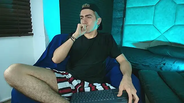 Show modela Tyler_Mcrey na web-kameri