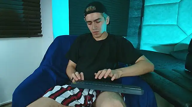 Tyler_Mcrey Show in webcam