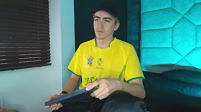 Show modela Tyler_Mcrey na web-kameri