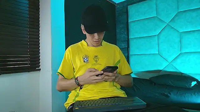 Show modela Tyler_Mcrey na web-kameri