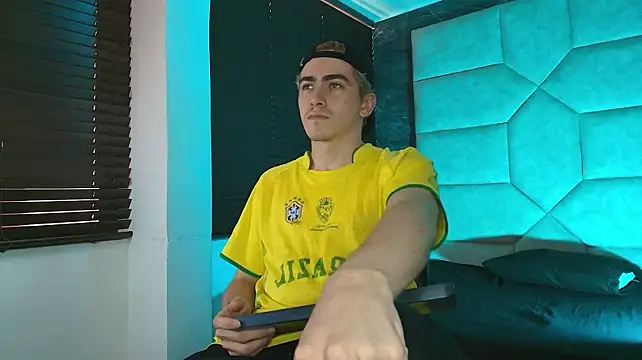Show modela Tyler_Mcrey na web-kameri