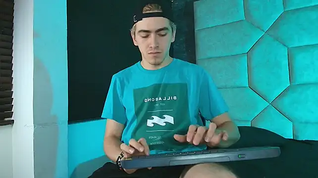 Tyler_Mcreyのウェブカメラショー
