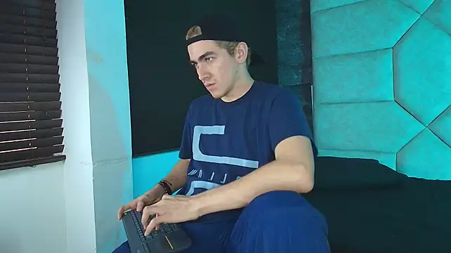 Show modela Tyler_Mcrey na web-kameri