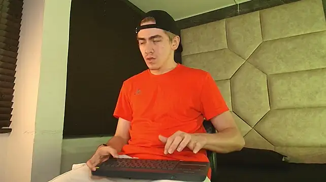 הופעת וובקאם של Tyler_Mcrey