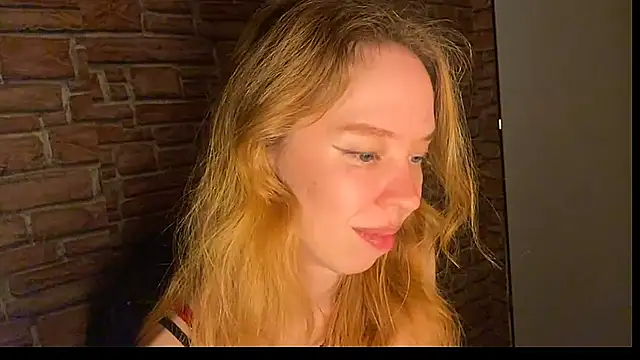 Show modela ElizaStorm na web-kameri