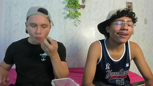 boys_roomhard webcam show