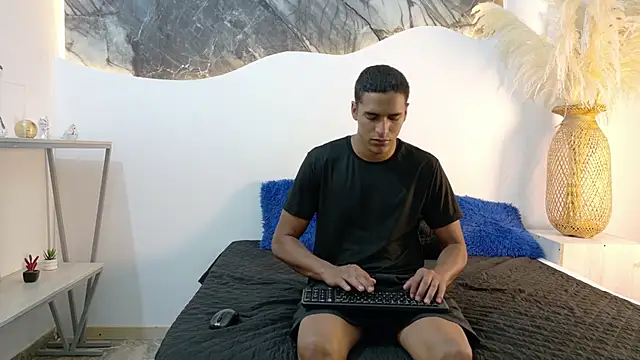 lucas837481 – webcam-show