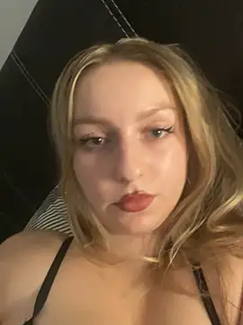 KiraBloom66 Webcam-Show