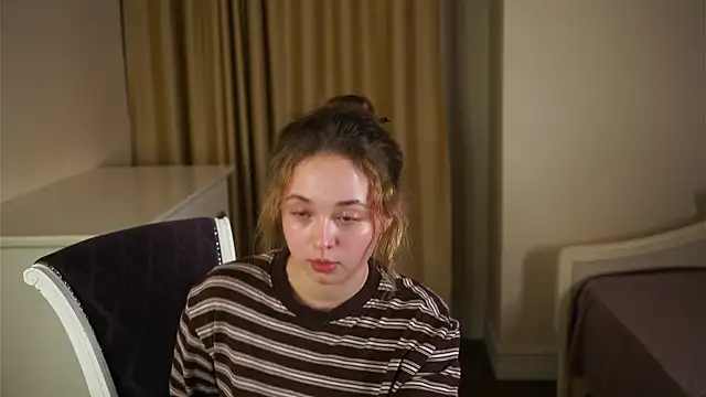 צ'אט XXX בשידור חי של DaciaJuell