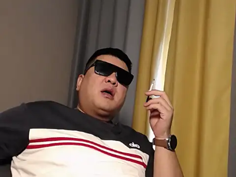 zhang1118 Show in webcam