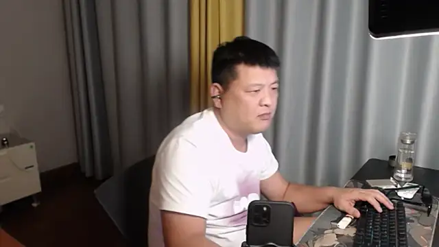 zhang1118 在線直播表演