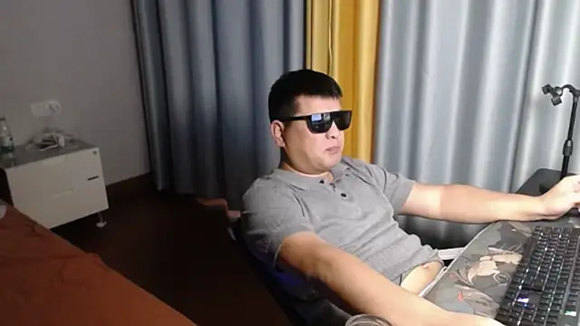 zhang1118's Webcam Show