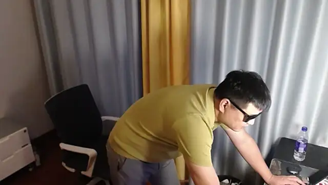 zhang1118 在線直播表演