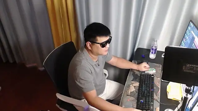 zhang1118's Webcam Show