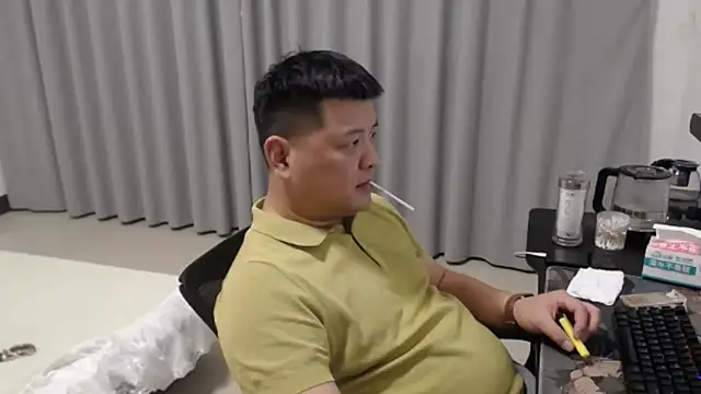 zhang1118 Show Webcam