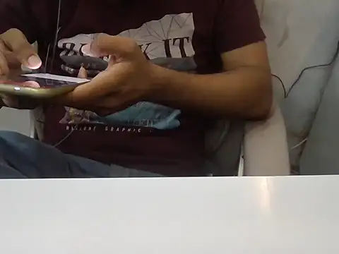 Aloneisbest Webcam show