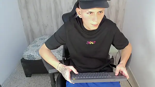 Hot_athletes_ Show in webcam
